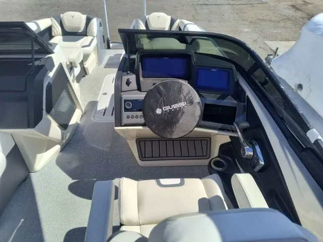Slide: The Image of Tahoe Grand Tahoe Elite Windshield 25 FT 2026 - 11