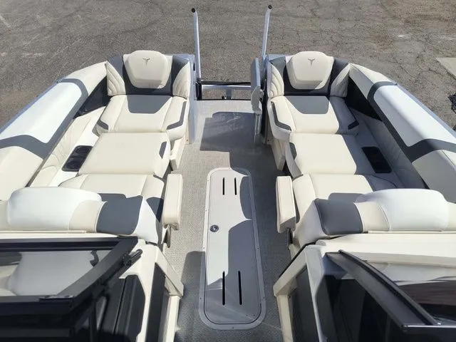 Slide: The Image of Tahoe Grand Tahoe Elite Windshield 25 FT 2026 - 3