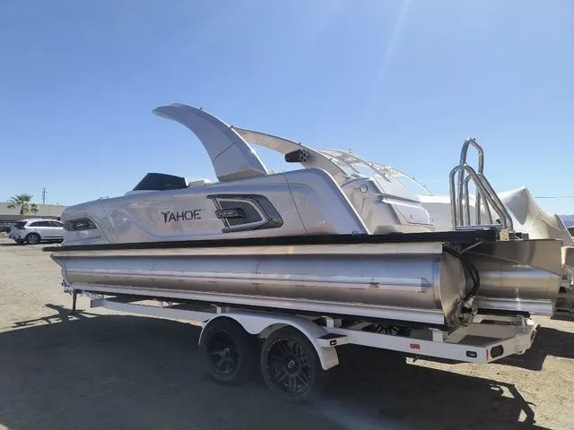 Slide: The Image of Tahoe Grand Tahoe Elite Windshield 25 FT 2026 - 4
