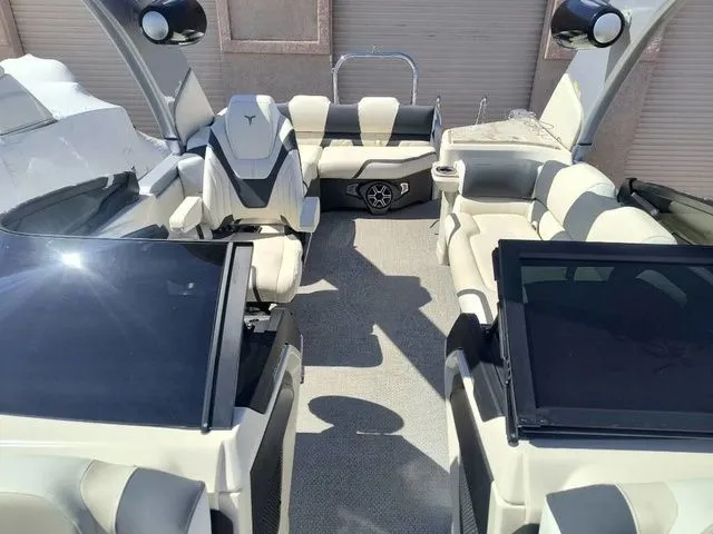 Slide: The Image of Tahoe Grand Tahoe Elite Windshield 25 FT 2026 - 6