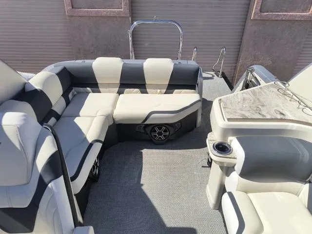Slide: The Image of Tahoe Grand Tahoe Elite Windshield 25 FT 2026 - 7
