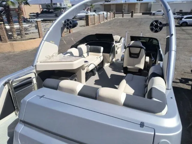 Slide: The Image of Tahoe Grand Tahoe Elite Windshield 25 FT 2026 - 8