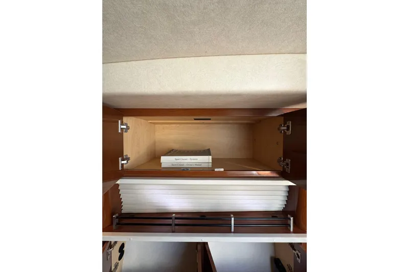 Slide: The Image of Interior of 2010 Sea Ray Sundancer 330 yacht. - 37