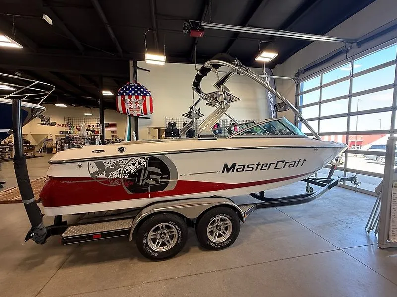 The Image of 2008 MasterCraft X-15 boat in a showroom. - 0