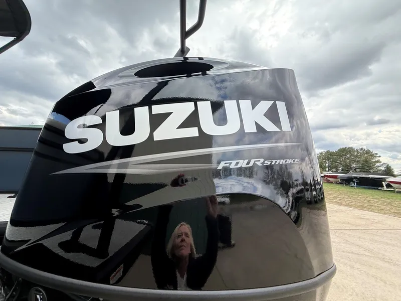 Slide: The Image of Suzuki four-stroke engine on Viaggio Lago V 20C, year 2026. - 9
