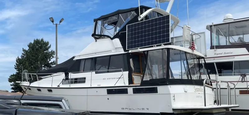 The Image of 1992 Bayliner 38 Motoryacht with solar panel in harbor. - 0