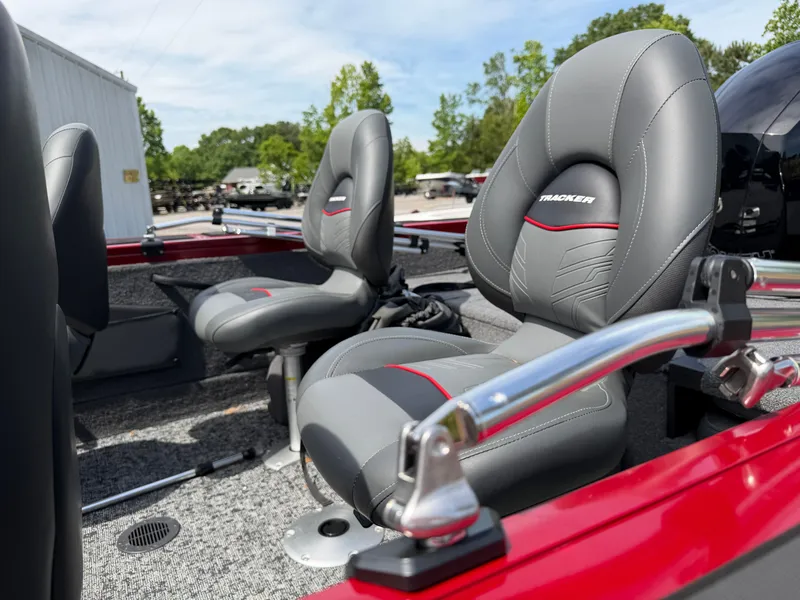 Slide: The Image of 2025 Tracker Targa 18 boat seats in gray leather. - 13