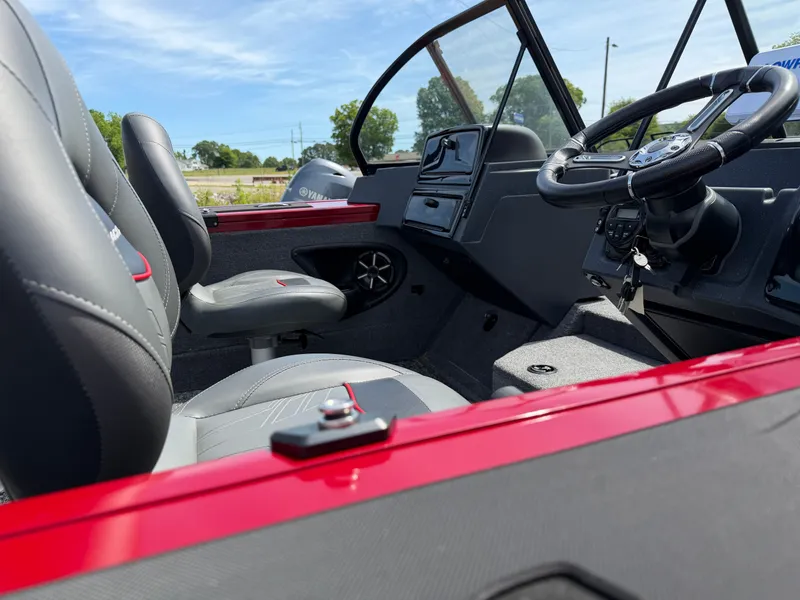 Slide: The Image of Interior of 2025 Tracker Targa 18 boat with gray seats. - 5