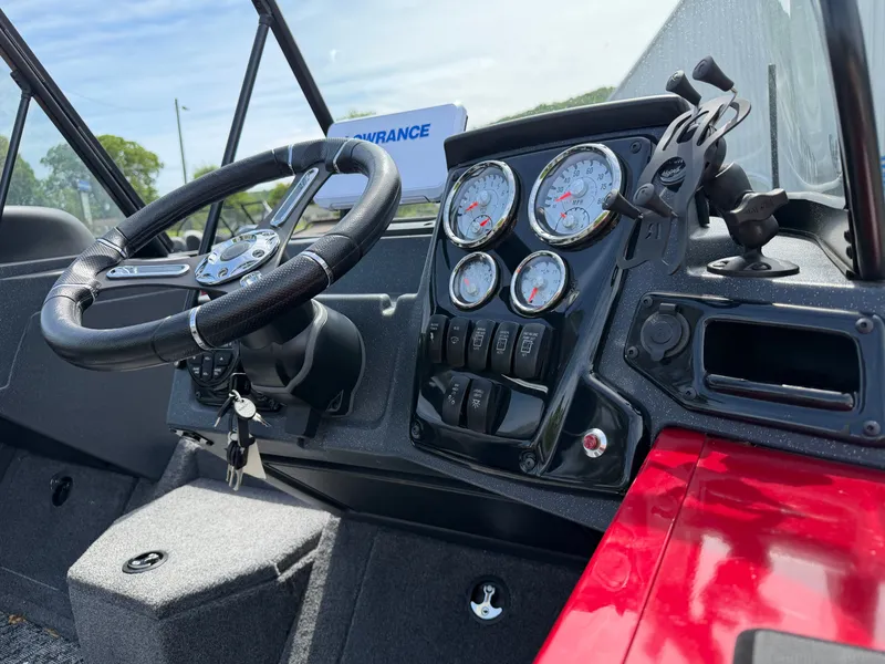 Slide: The Image of Interior view of the 2025 Tracker Targa 18 boat. - 7