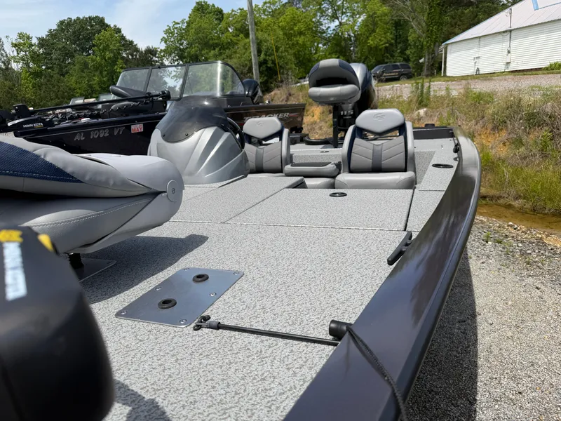 Slide: The Image of 2024 G3 Sportsman 1810sc boat with gray seats and modern design. - 14