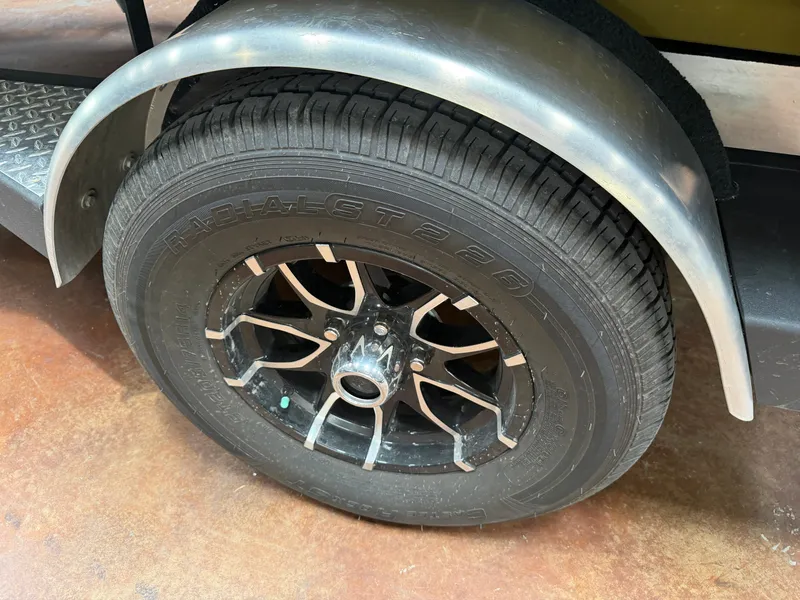 Slide: The Image of Close-up of Avid 18XC 2024 tire and fender. - 21