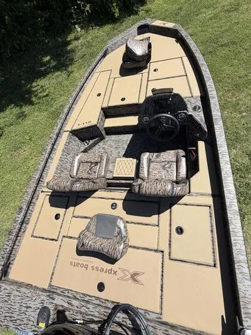 Slide: The Image of Xpress Hyper-Lift Bass H18 boat, 2026 model, parked on grass. - 8