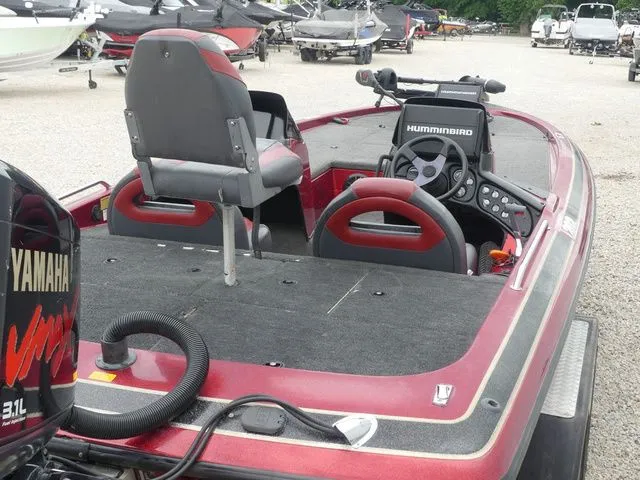 Slide: The Image of Red 2000 Skeeter ZX202 bass boat with Yamaha engine. - 14