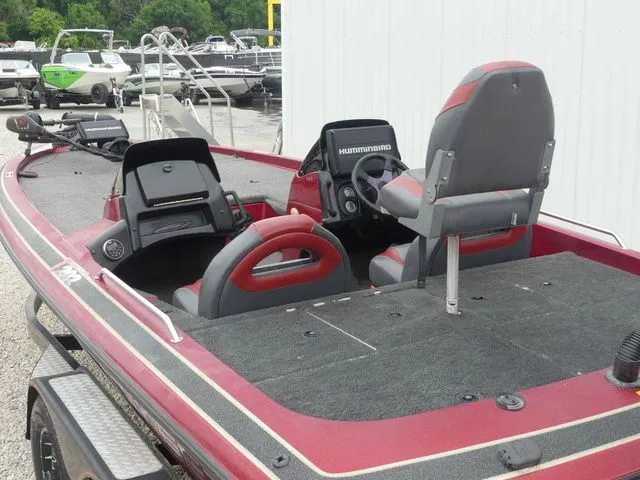 Slide: The Image of Red 2000 Skeeter ZX202 bass boat with steering console. - 15