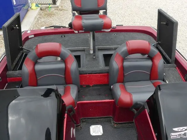 Slide: The Image of Interior of a 2000 Skeeter ZX202 boat with red and gray seats. - 26