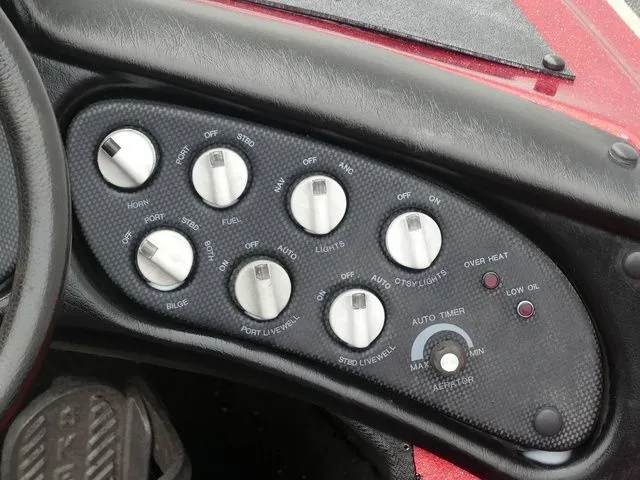 Slide: The Image of Dashboard of a 2000 Skeeter ZX202 boat. - 31