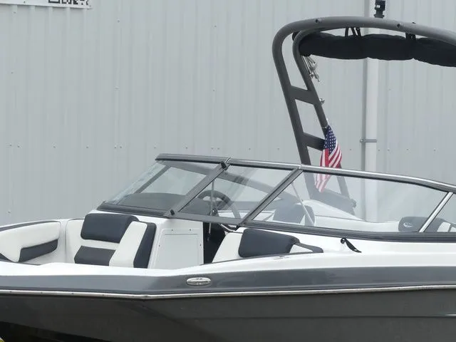 Slide: The Image of 2019 Yamaha AR195 boat with American flag, side view. - 10