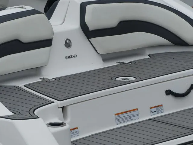 Slide: The Image of Yamaha AR195 2019 boat rear with gray deck. - 13