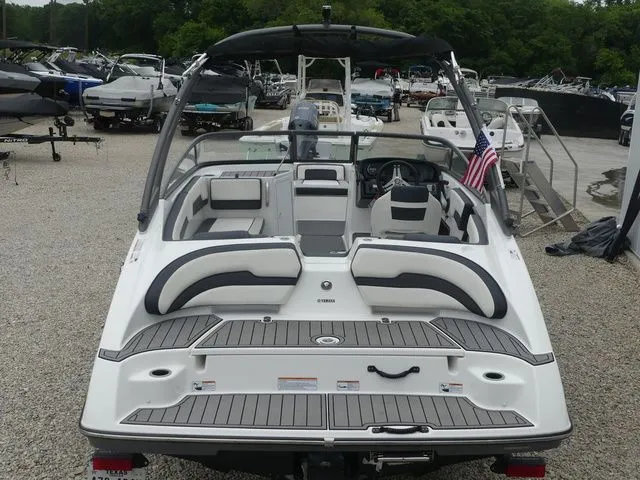 Slide: The Image of Rear view of a 2019 Yamaha AR195 boat on a gravel lot. - 17