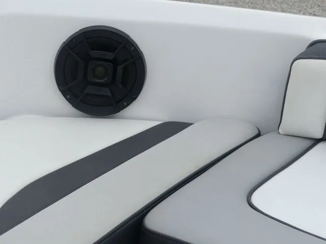 Slide: The Image of Speaker and seating on 2019 Yamaha AR195 boat. - 21