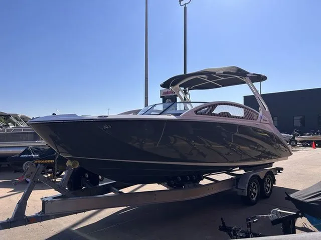 The Image of 2021 Yamaha Boats 275SE on trailer, side view. - 1