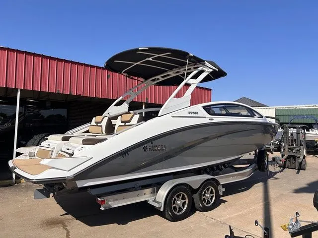 Slide: The Image of 2021 Yamaha Boats 275SE on trailer, gray design, sunshade. - 11
