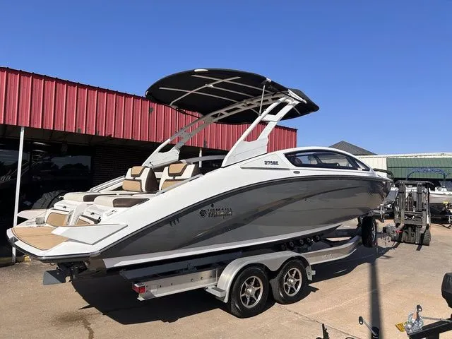 Slide: The Image of 2021 Yamaha Boats 275SE on trailer, side view. - 12