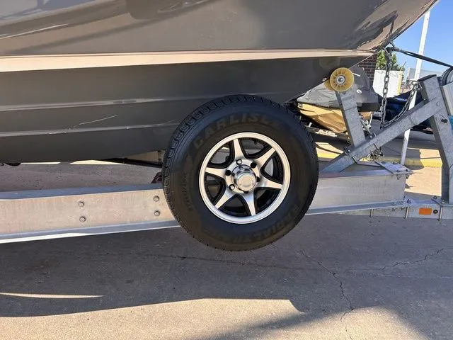 Slide: The Image of Yamaha Boats 275SE 2021 on trailer, close-up of wheel. - 14