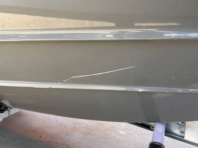 Slide: The Image of Scratch on Yamaha Boats 275SE 2021 hull. - 15