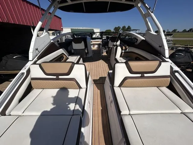 Slide: The Image of Interior of a 2021 Yamaha Boats 275SE with luxurious seating. - 18