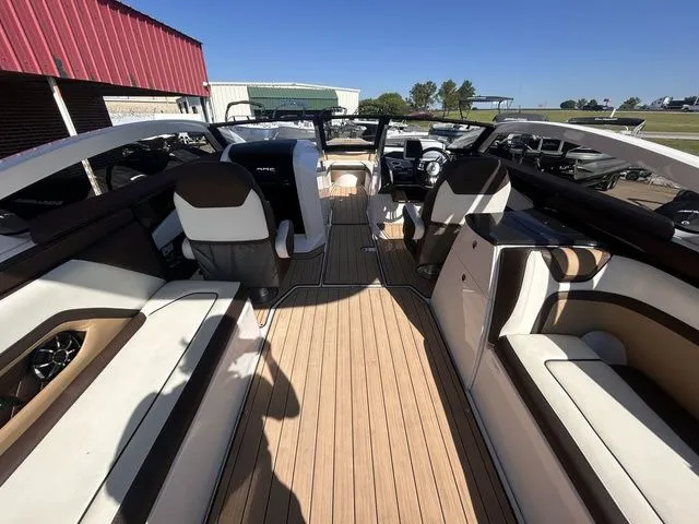 Slide: The Image of Interior of a 2021 Yamaha Boats 275SE with luxurious design. - 20