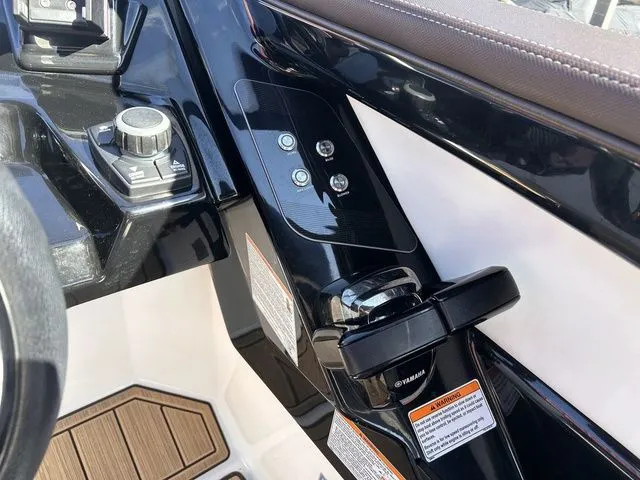 Slide: The Image of Yamaha Boats 275SE 2021 control panel with controls. - 24