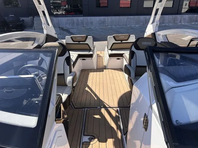 Slide: The Image of Interior of a 2021 Yamaha Boats 275SE with luxurious design. - 28