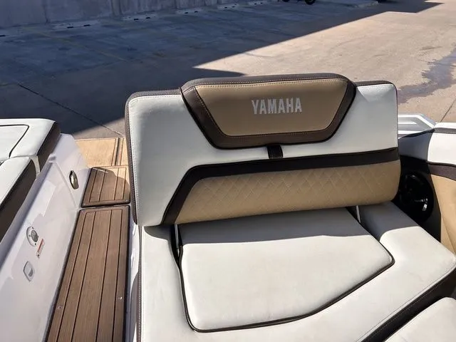 Slide: The Image of Yamaha Boats 275SE 2021 seat upholstery in cream and brown. - 32
