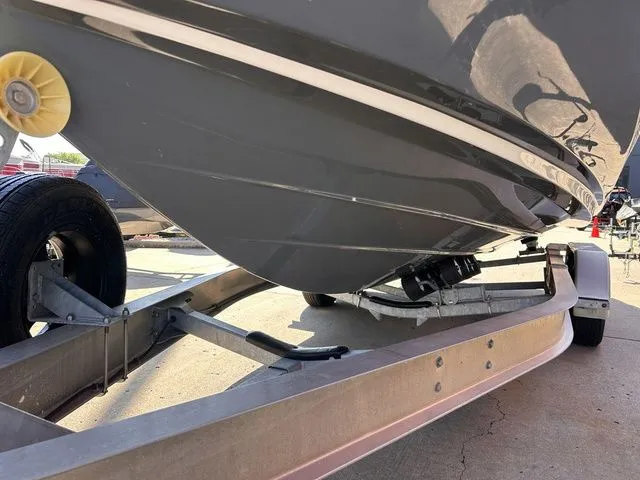 Slide: The Image of Yamaha Boats 275SE 2021 on trailer, side view of hull. - 4