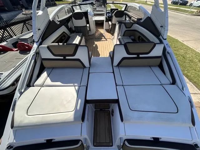 Slide: The Image of Interior view of a 2021 Yamaha Boats 275SE with luxurious seating. - 40