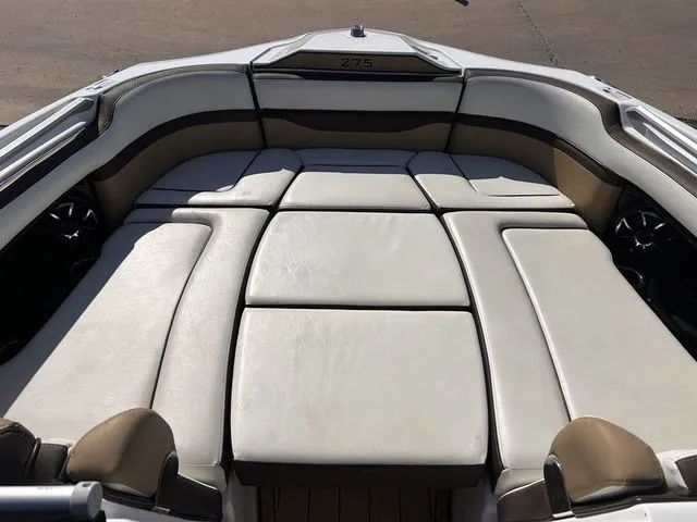Slide: The Image of Interior of a 2021 Yamaha Boats 275SE with cushioned seating. - 41