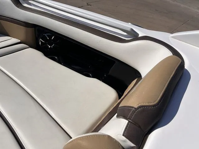 Slide: The Image of Interior of a 2021 Yamaha Boats 275SE with beige and brown seating. - 42