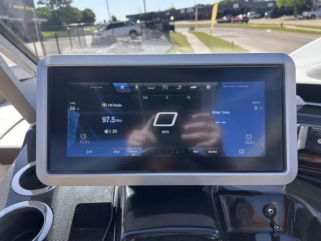 Slide: The Image of Yamaha Boats 275SE 2021 dashboard with touchscreen display. - 43