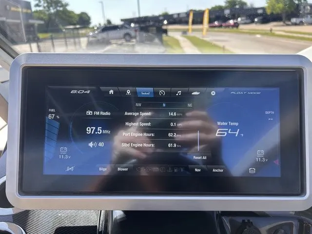 Slide: The Image of Yamaha Boats 275SE 2021 dashboard with touchscreen display. - 44