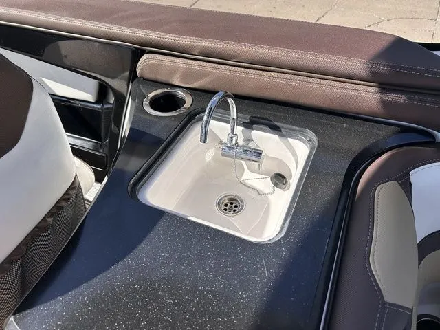 Slide: The Image of 2021 Yamaha Boats 275SE featuring built-in sink and faucet. - 45