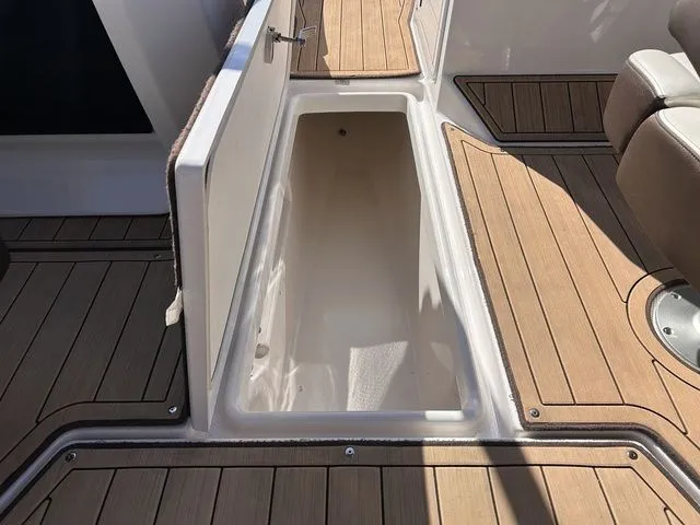Slide: The Image of Yamaha Boats 275SE 2021 storage compartment with open deck. - 46
