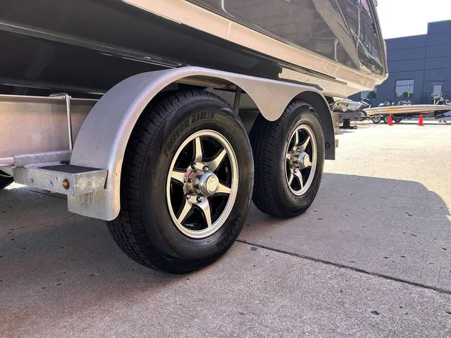 Slide: The Image of 2021 Yamaha Boats 275SE on trailer with dual wheels. - 5