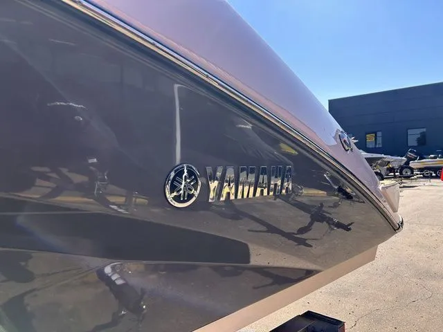 Slide: The Image of Yamaha Boats 275SE 2021 side view outdoors. - 7