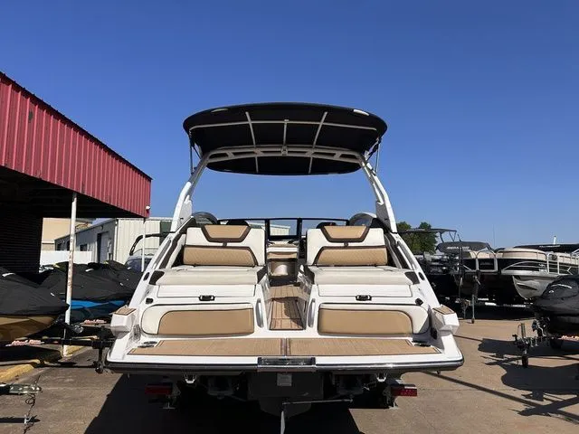 Slide: The Image of 2021 Yamaha Boats 275SE with spacious deck and sunshade. - 9