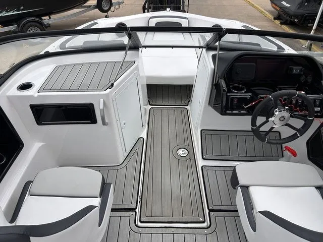 Slide: The Image of Interior of 2024 Yamaha Boats 195S with modern design. - 10