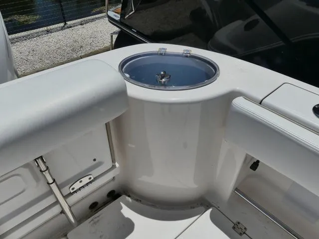 Slide: The Image of 2018 Robalo R302 Center Console with built-in round compartment. - 6