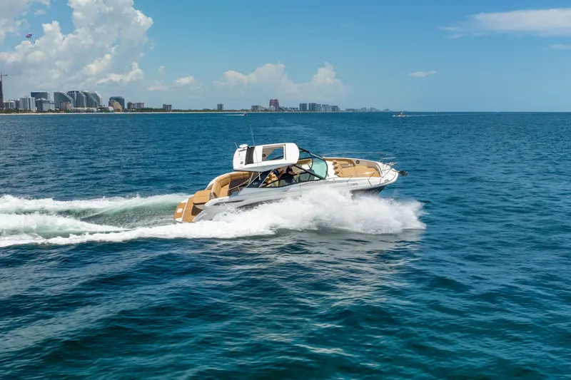 Slide: The Image of Sea Ray Sundancer 320 2020 - 10