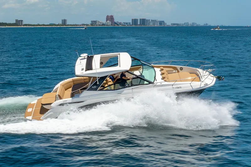 Slide: The Image of Sea Ray Sundancer 320 2020 - 11