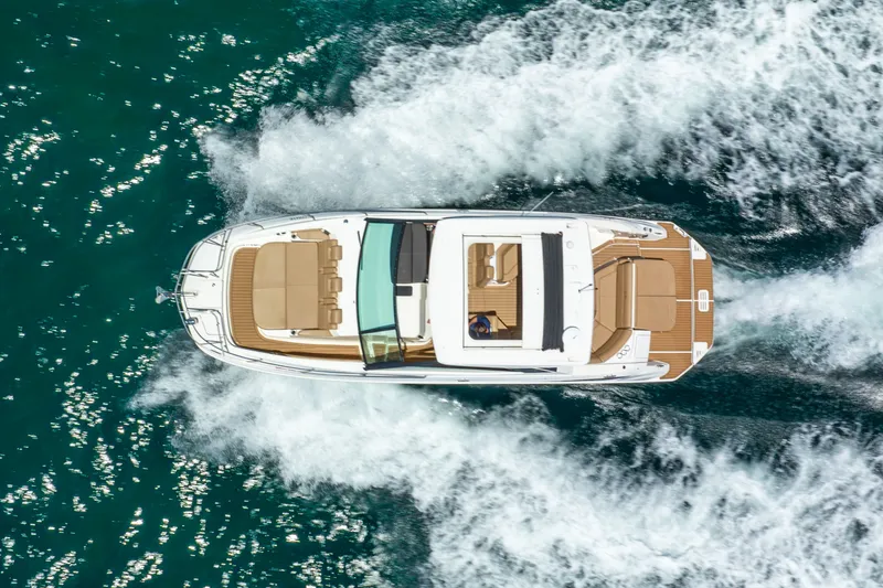 Slide: The Image of Sea Ray Sundancer 320 2020 - 15